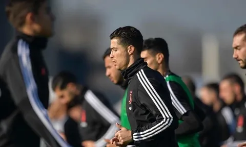 Mẹ qua cơn nguy kịch, Ronaldo vội vã trở về Juventus