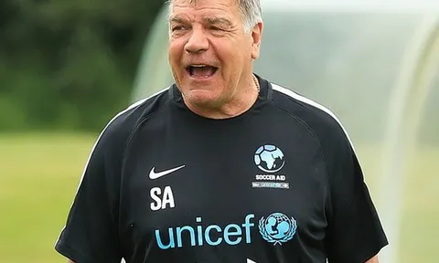 Allardyce cảnh báo Ngoại hạng Anh nếu bóng đá trở lại