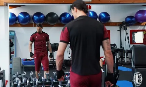 Ibra lộ hình ảnh gây choáng, 'lính đánh thuê" M.U cật lực trên sân tập AC Milan
