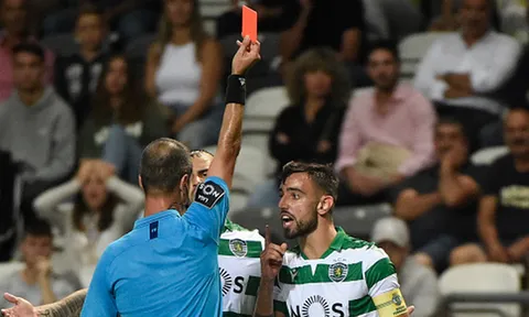Ăn thẻ đỏ, sao 'hụt' của Man United có hành động khó tin