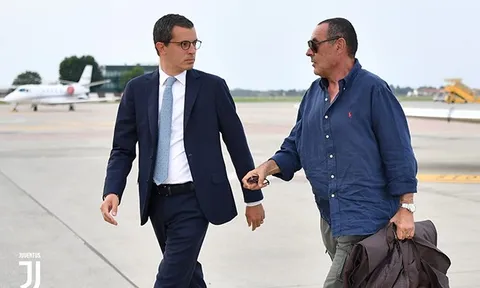 SỐC: Quần áo xộc xệch, tân HLV Juventus đã đặt chân đến Turin