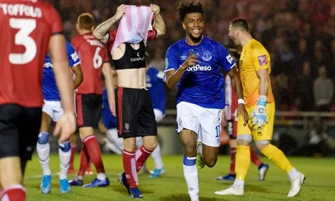 'Giày vò' CĐV Arsenal, Iwobi hành động khó tin khi ghi bàn cho Everton