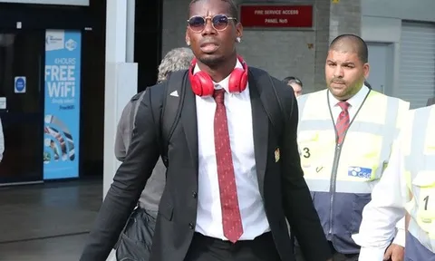 Về lại Anh, Pogba hành tung lạ, Lukaku chán nản ngó lơ fan