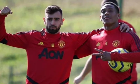 Thi đấu 3 chạm với Bruno Fernandes, Fred 'ăn gian' vẫn thua sấp mặt