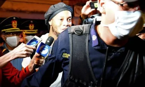 Ronaldinho lần đầu xuất hiện sau khi ra tù, kiếp nạn vẫn chưa kết thúc