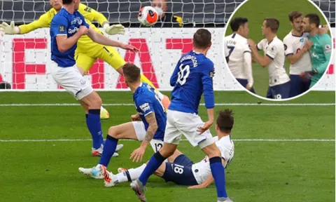 "Gà nhà" xô xát, Tottenham giành 3 điểm nhờ "ăn may"