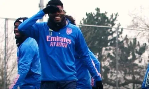 Partey trở thành trò đùa, bị 2 sao Arsenal nhún nhảy chọc quê phải che mặt