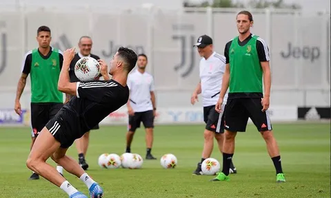 Vừa trở lại sân tập, Ronaldo khiến tân binh Juventus trầm trồ