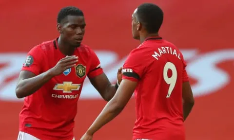 Lỡ chân phá Pogba, Martial đãng trí bị nhân viên Man United nhắc nhở