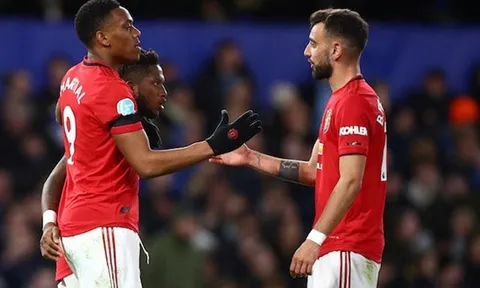 Lập công 'hạ sát' Chelsea, Martial làm điều 'đau lòng' với Fernandes