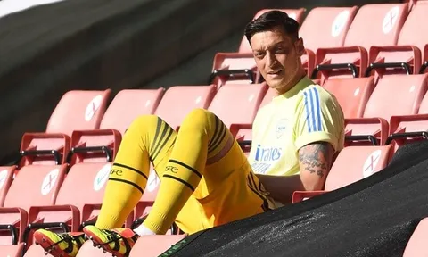 Cạn tàu ráo máng, Mesut Ozil quyết tâm 'chơi lầy' với Arsenal