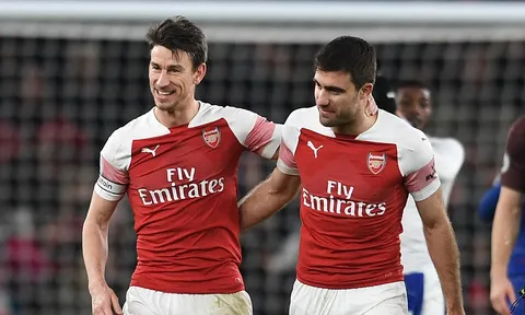 "Arsenal cần cải thiện hàng thủ"