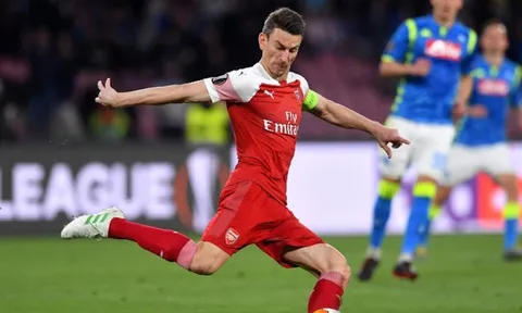 "Arsenal cần phải nhanh chóng giải quyết vấn đề của Laurent Koscielny"