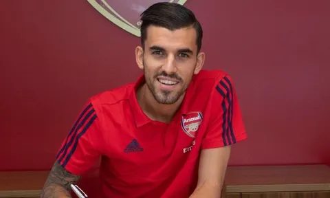 Arsenal chơi thiếu sức sống, Wright bày kế sử dụng "kình địch của Ozil"