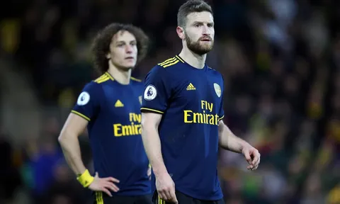 "Arsenal có 2 gã hậu vệ vô dụng"