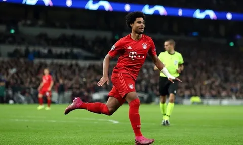 SỐC! 'Thảm sát' Tottenham, cựu sao Arsenal hành động làm fan 'phát rồ'