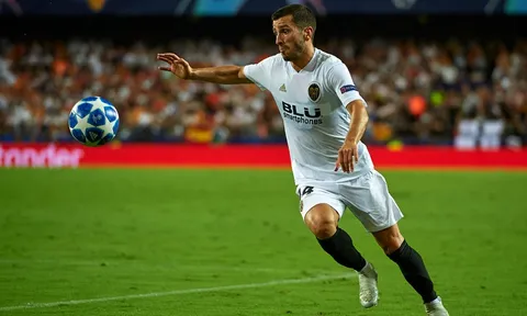 Chưa hết án cấm chuyển nhượng, Chelsea đã để ý hậu vệ La Liga