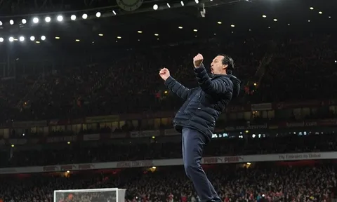 Arsenal liên tục 'nổ súng' trên TTCN: Emery 'đáng thương' và 'đáng nể'