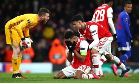 Bị loại đầy 'xấu hổ', Arsenal đón thêm cú đánh 'trời giáng' từ CĐV nhà