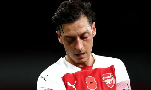 Arsenal xác nhận lý do Mesut Ozil vắng mặt