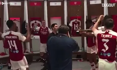 Arteta 'quẩy' cực sung; Aubameyang cười nắc nẻ trong phòng thay đồ Arsenal