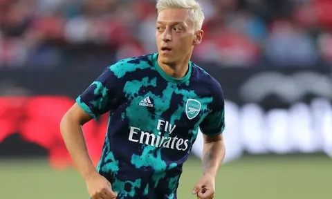 Asenal bỏ tiền túi để hất cẳng Ozil?