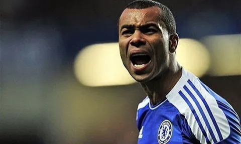 Cướp đeo mặt nạ tấn công Ashley Cole, cuỗm đá quý trong nỗi khiếp đảm