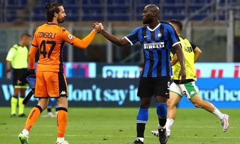"Tội đồ" Ashley Young khiến Inter Milan mất điểm trong trận cầu 6 bàn thắng