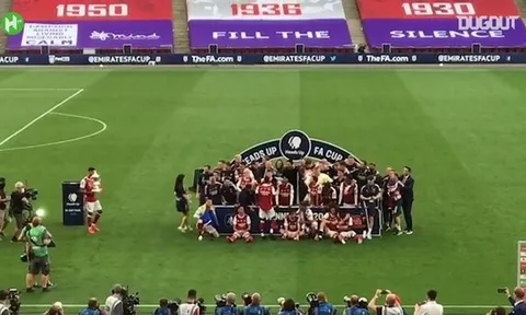 Aubameyang khiến tập thể Arsenal ôm đầu vì làm rớt cúp