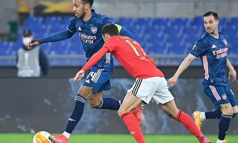 Phung phí cơ hội và penalty tai hại, Arsenal hòa nhạt Benfica