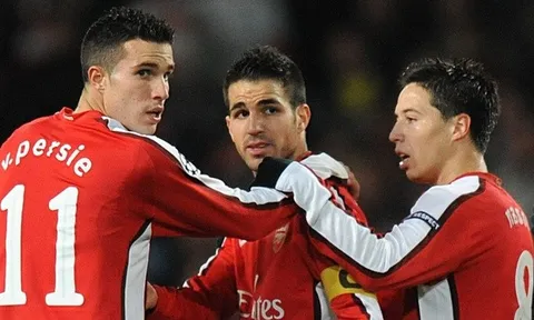 Aubameyang và Van Persie, ai nói dối?