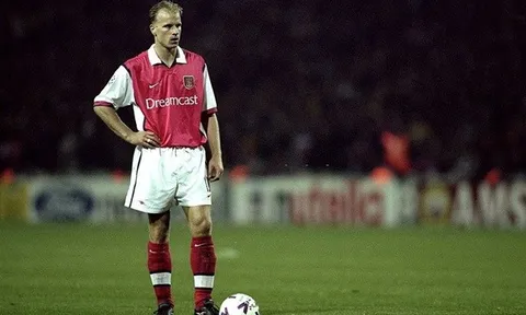 Quả phạt đền hỏng ăn của Bergkamp mở ra cú ăn ba lịch sử của MU