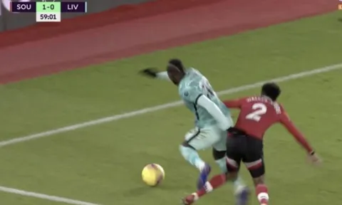 Quá đen đủi, Liverpool bị mất oan 2 quả pen?