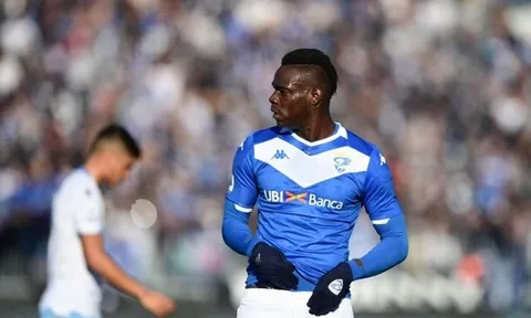 Làm loạn ở Serie A, trai hư Balotelli vẫn rất “đắt hàng”