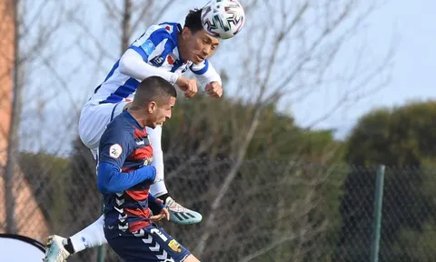 Bạn đã rõ vì sao HLV Jansen quyết “nhốt” Văn Hậu dự bị?