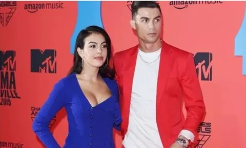 Bạn gái Ronaldo: “Những anh hùng thực sự không mặc áo choàng”