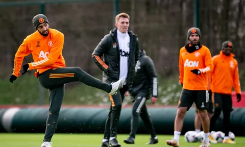 Bản HĐ mới xuất hiện, sân tập M.U rộn ràng trước derby Manchester