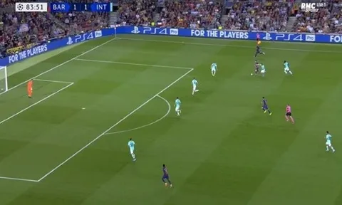CHOÁNG! Messi biến 4 hậu vệ Inter thành "gã hề" trước khi chuyền cho Suarez