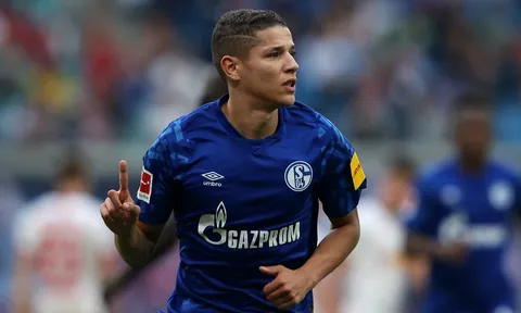 Bất chấp đại dịch, sao Schalke "vượt rào" lên bar và cái kết
