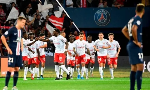 Bất lực trước "gã tí hon", PSG nhận cột mốc buồn trong ngày trắng tay