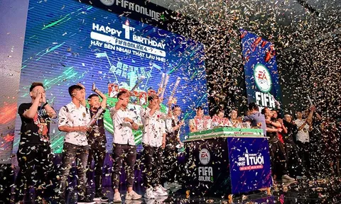 Bất ngờ hành động đội trưởng tuyển Việt Nam tại Đại tiệc Offline - sinh nhật 1 tuổi FIFA Online 4