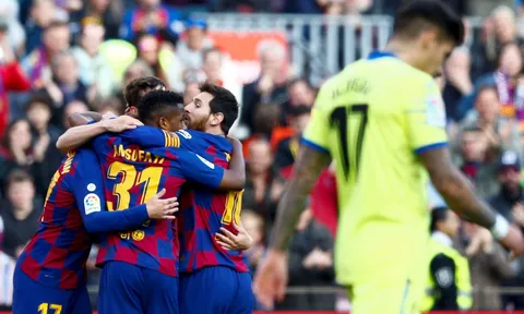 “Báu vật” của Barcelona đứng giữa ngã tư đường...