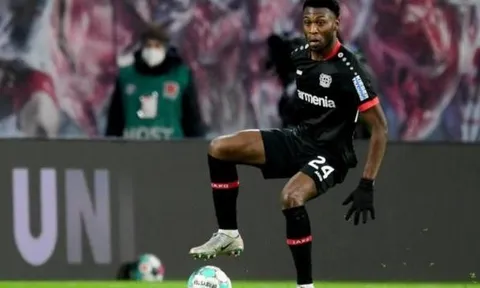 Bayer Leverkusen 'khốn khổ' vì Timothy Fosu-Mensah