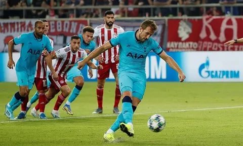 Đây, vẻ mặt của Harry Kane khi chứng kiến đồng đội đem chiến thắng nhấn chìm ở Olympiacos