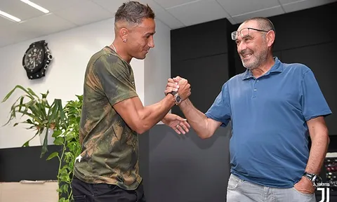 Bị ăn 'gạch đá', Danilo vẫn liều lĩnh làm một việc khó tin ở Juventus