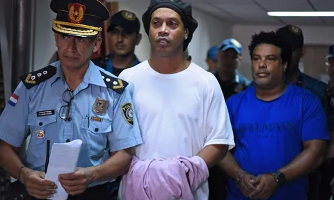 Bị bỏ tù, Ronaldinho vẫn xỏ giày đá bóng?