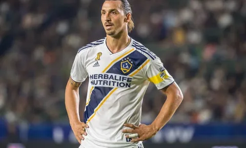 Bị cản penalty và đây là cách Ibrahimovic 'trả thù' đối phương
