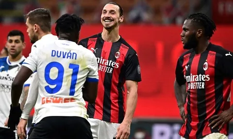 Bị đối thủ mỉa mai vụ penalty, Zlatan tươi cười đáp trả