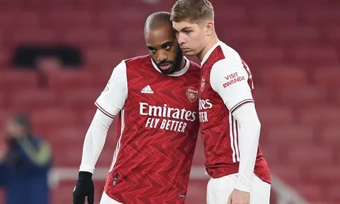 Bị đồng đội "phá game", Lacazette lộ rõ sự thất vọng