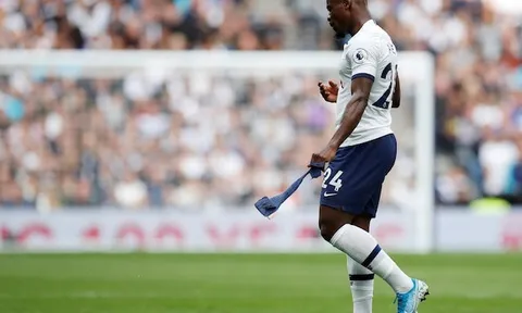 Bị Mourinho "la rầy", sao Tottenham bực tức bỏ về trong giờ nghỉ